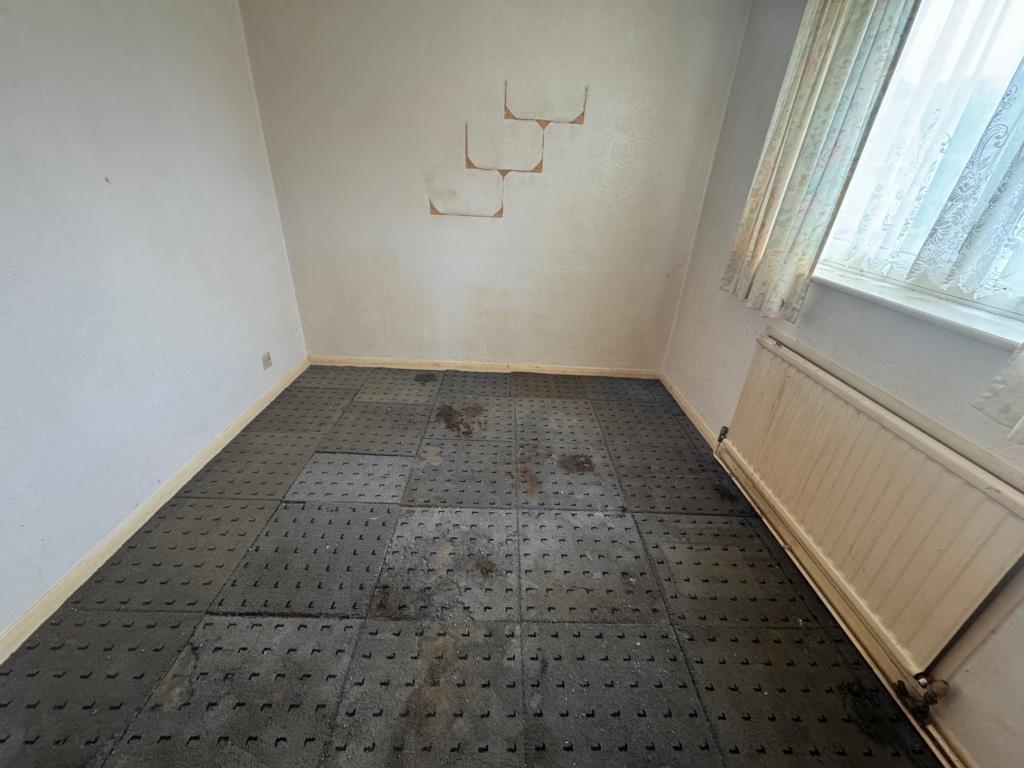 Lot: 132 - SEMI-DETACHED THREE-BEDROOM BUNGALOW FOR REFURBISHMENT WITH GARAGE - Bedroom 3
